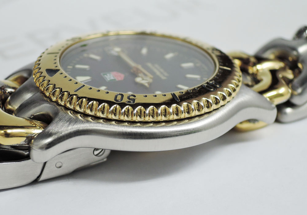 タグホイヤーTAG HEUER プロフェッショナル200m WG1120 メンズ クォーツ ゴールド時計 CF5505のイメージ画像
