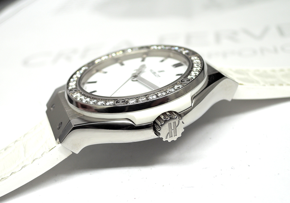 ウブロHUBLOT クラシックフュージョン チタニウムホワイトダイヤモンド 581.NE.2010.LR.1204 クォーツ チタン デイト ホワイトラバー ホワイトアリゲーター バックルステンレス 白文字盤 レディース腕時計 保証書 箱 IT6031のイメージ画像