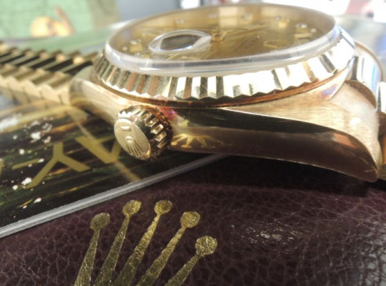 ROLEX ロレックスRef18238AN品番 1991年～1992年製 18KYG無垢製 36mm デイデイト 8Pダイヤ＆2Pバケットダイヤ 金文字盤 トリチウム夜光 キレキレ”伸び無”プレジデントブレス(フルコマ) サファイヤクリスタル風防 自動巻 100M防水 裏蓋純正Ref18238緑シール付 ノンポリッシュ磨き”無”の証”赤焼け”自然の芸術モデル！のイメージ画像