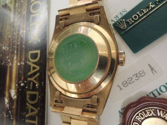 ROLEX ロレックスRef18238AN品番 1991年～1992年製 18KYG無垢製 36mm デイデイト 8Pダイヤ＆2Pバケットダイヤ 金文字盤 トリチウム夜光 キレキレ”伸び無”プレジデントブレス(フルコマ) サファイヤクリスタル風防 自動巻 100M防水 裏蓋純正Ref18238緑シール付 ノンポリッシュ磨き”無”の証”赤焼け”自然の芸術モデル！のイメージ画像